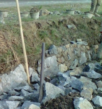 pengerjaan  Pembangunan Tembok Penahan Tanah (TPT)