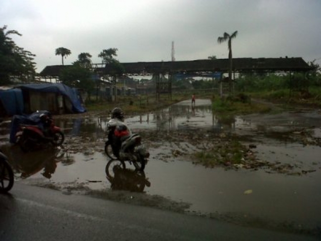 Pdk Cabe- Terlihat kumuh, becek dan semerawut Terminal Pondok Cabe, Selasa (21/1)DT