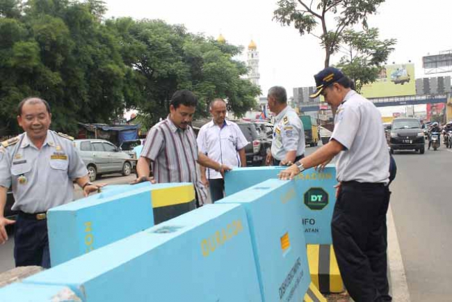 Warga Bongkar Road Barrier Diancam Sanksi Pidana