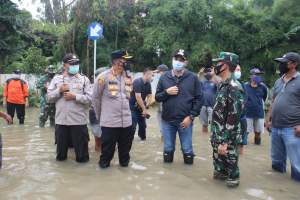 Kapolresta dan Bupati Tangerang Tinjau Banjir di Kecamatan Pasar Kemis