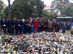 Usai Rapat Paripurna HUT Kota Tangerang, dilakukan Pemusnahan Miras, Sabtu (28/2)