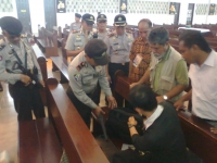 Pamulang- Polisi melakukan pengamanan di Gereja Santo Bernabas Jelang Misa Malam, Selasa (24/12)DT