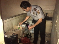 wakapolsek Tangerang AKP Effendy sedang memperlihatkan hasil razia miras 