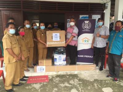 Head of Corporate Affairs, PT Aqua Farm Nusantara, David Tampubolon menyerahkan bantuan kepada sekolah di Ajibata, Toba.