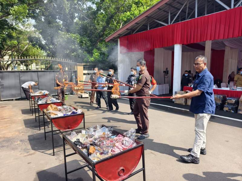 Kejari Kab Tangerang Musnahkan Barang Bukti Hasil Kejahatan