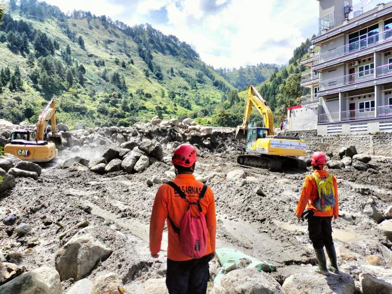 Pencarian orang hilang pasca banjir bandang dan longsor di Humbahas.