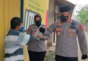 Ditpamobvit Polda Banten,  Bagikan Ratusan Masker