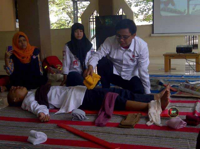 (PMI) memberikan pelatihan cara menangani cedera alat gerak