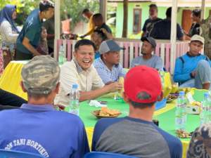 Beginilah Cara Adlin Tambunan Tampung Aspirasi Masyarakat Dolok Masihul di Warung Kopi