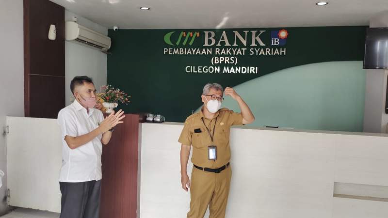 Irban IV Inspektorat Cilegon Didin S Maulana saat mendatangi Kantor BPRS-CM, Senin (6/12/2021).