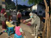 Walikota Tangsel Airin saat meminta warga kembalj masuk rumah, dihari pertama PSBB Tangsel.Sabtu (18/4/2020)