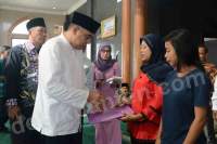 Bupati Zaki Beri Bantuan Korban Kebakaran Pabrik Kembang Api