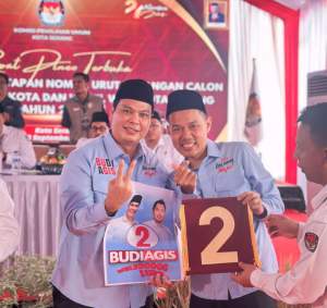 Minta Doa Restu ke Ortu, Calon Walikota dan Wakil Walikota Serang Budi Agis Siap Ikuti Debat Publik Perdana