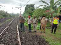 Camat Jambe Chaidir Melakukan Penunjauan Di TKP Rel Kereta Api Jambe