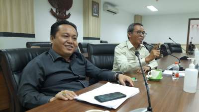 Wakil Ketua dan Anggota Bapemperda DPRD Tangsel, Tarmizi dan Dermawan Lase, dalam rapat bersama pembahasan Raperda Perlindungan Produk Halal dan Higienis.