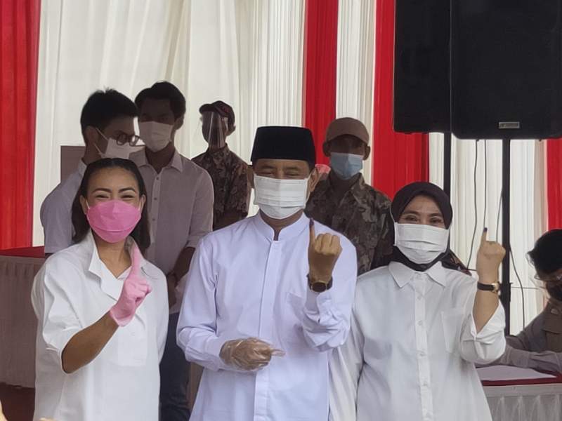 H. Muhammad Ditemani Keluarga Mencoblos di TPS 29 Kelurahan Ciputat