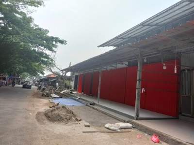 Bahu jalan berubah jadi kios, disewakan ke PKL