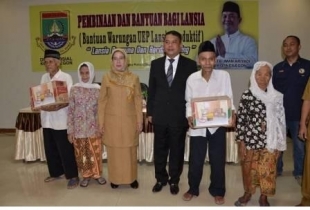 Lansia Cilegon menerima Bantuan dan Pembinaan Warungan