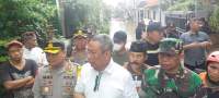 Wali Kota Tangsel saat meninjau lokasi TPS terendam air di Kampung Bulak, Pondok Aren.