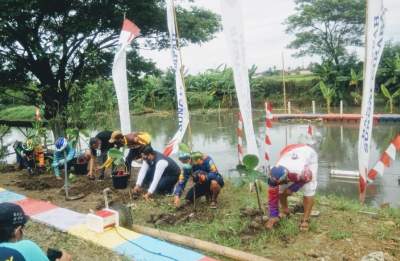 Banksasuci dan Fedtangs Hijaukan Bantaran Sungai Cirarab