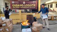 Pegawai KPU Tangsel bakar surat suara rusak atau lebih dengan cara memasukannya kedalam tong depan gudang logistik Pemilu 2024.