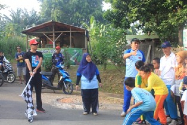 Pamulang- Pengibaran Bendera star oleh Kepala DKPP Tangsel,Taher, di dampingi Lurah Bambu Apus,Hj Siti akbari serta Ketua Panitia Sugandi, Minggu (24/11)DT