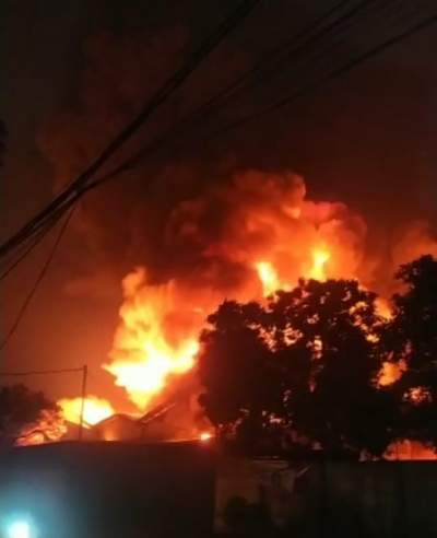 Pabrik Cat di Kawasan Industri Bunder Ludes  Terbakar