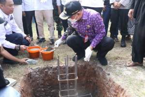 Mad Romli Hadiri Peletakan Batu Pertama Pembangunan Kantor Desa Lebak Wangi