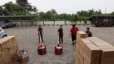 Kejari Cilegon musnahkan barang bukti hasil tangkapan yang telah dinyatakan selesai (Incrah). Pemusnahan dilakukan di belakang kantor Kejari Cilegon, Selasa (26/10/2021).