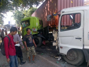 Gara-Gara Jalan Rusak, Adu Kebo Truk Tak Terhindarkan