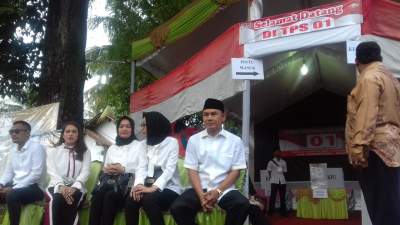 Nyoblos di TPS 01, Mad Romli Ikut Antri