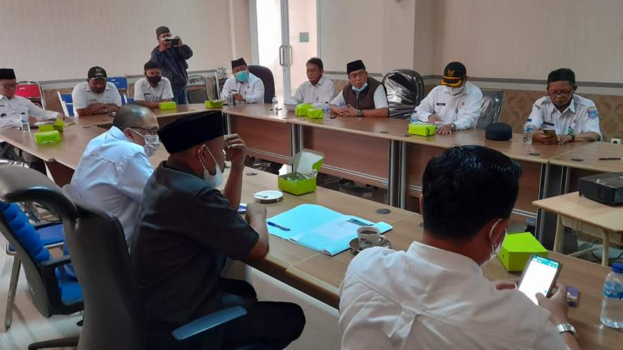 Komisi l DPRD Tangsel saat rakor dengan lurah dan Sekretaris Kecamatan di kantor Kecamatan Pondok Aren.
