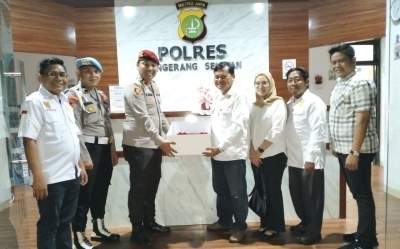 DPW LSM TAMPERAK Berikan Kue Ulang Tahun Bhayangkara 78 ke Polres Tangsel