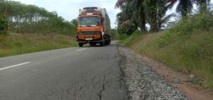 Sebuah truk melintas jalan Desa Sungai Paret mengalami kerusakan.
