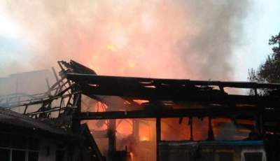 Gudang Barang Bekas di Neglasari Ludes Terbakar