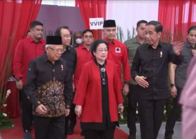 Presiden Jokowi, Wapres Ma’ruf Amin, dan Ketum PDI Perjuangan Megawati Soekarnoputri, memasuki arena peringatan Bulan Bung Karno di Stadion Utama Gelora Bung Karno, Jakarta, Sabtu (24/6/2023).