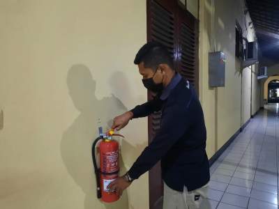 Antisipasi Kebakaran, Polres Serang Kota  Pasang Apar