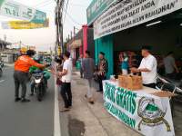 Proses Belajar Indahnya Berbagi, Para Yatim Bagikan Takjil untuk Warga