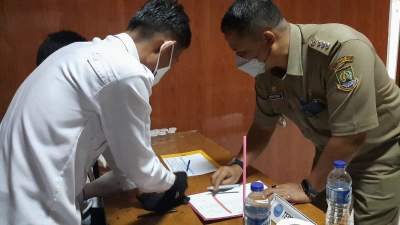 BNN Kota Cilegon saat melakukan tes urine di Kantor Kecamatan Cibeber, Senin (20/9/2021).