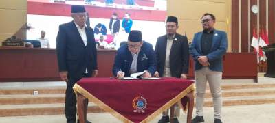 Ketua DPRD Tangsel Abdul Rasyid tanda tangani persetujuan kerja sama penanganan sampah antara Pemkot Tangsel dan Pandeglang.