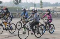 Tampak sekelompok para gowes berolahraga di Jalan Boulevard Bintaoro. (by AIP)