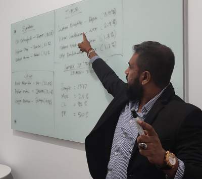 Kang Tamil saat merilis hasil survey Capres 2024. 