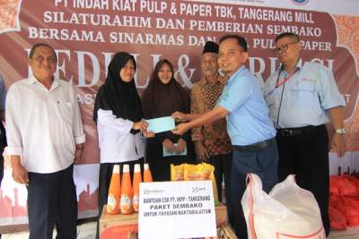 Warga Pakulonan Barat Dapat Paket Sembako Gratis dan Santunan