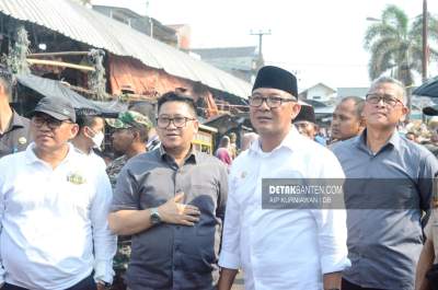 Bupati Bogor, Iwan Setiawan (kedua kanan) saat mengunjungi pasar Leuwiliang pasca kebakaran. (Aip/detakbanten)
