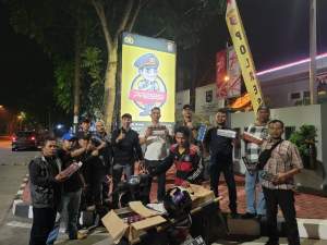 LPK Bela Negarabdan Para Jurnalis  saat melaporkan peredaran rokok ilegal di Mapolres Tangerang