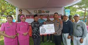 Kapolresta Metro Tangerang Serahkan Bantuan Kapolri ke Warga Tanjung Burung