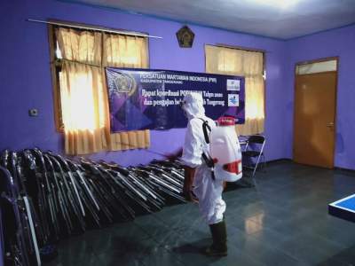 Cegah Corona, Sekretariat PWI Tangerang Disemprot Disinfektan