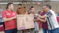 Wakil Bupati Serdang Bedagai, Adlin Taambunan menyerahkan kipas angin kepada pedagang.
