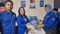 Intan Mahardika saat mendaftarkan diri menjadi Bacaleg partai Demokrat. Ia mewakili Dapil Pondok Aren untuk DPRD Kota Tangsel.