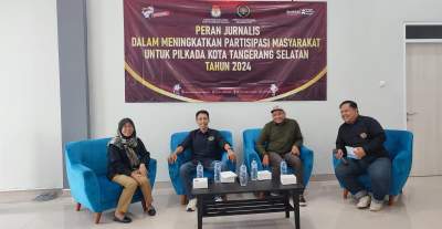 Komisioner KPU Tangsel Widya Victoria bersama Ketua PWI Tangsel, Ahmad Eko Nursanto saat diskusi publik bertajuk &lsquo;Peran Jurnalis dalam Meningkatkan Partisipasi Masyarakat untuk Pilkada Kota Tangerang Selatan tahun 2024&rsquo;.